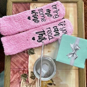 Wine tumbler with metal straw.